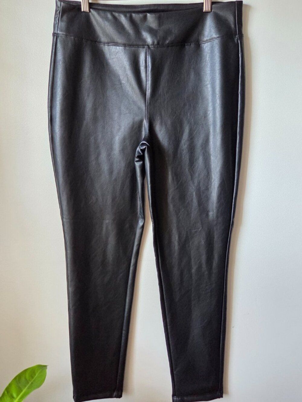 EUC LIKE NEW BUCKLE BLACK PULL ON FAUX LEATHER LEGGING SIZE XL